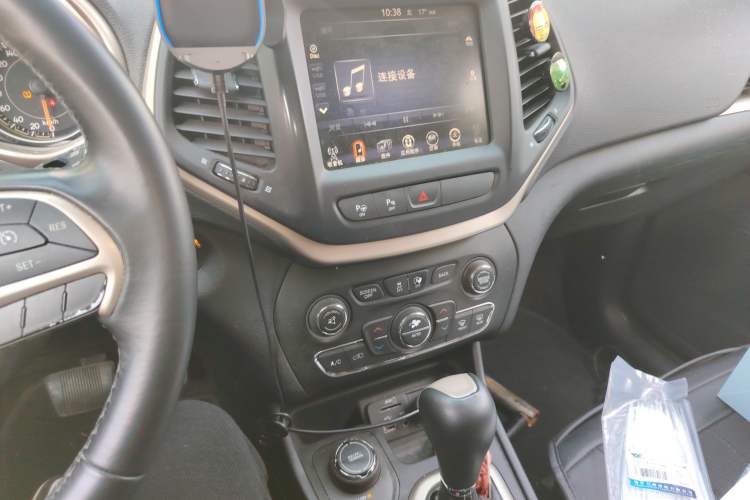 Used Jeep Cherokee 2016 2.4L Superior Edition Audio And AC Panel