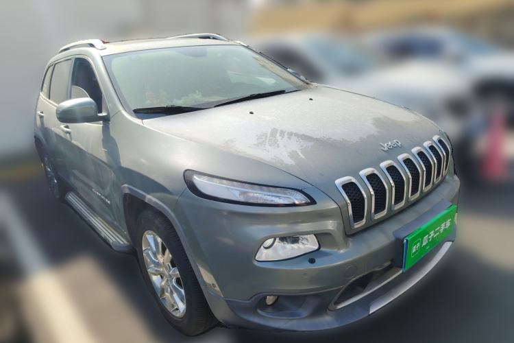 Used Jeep Cherokee 2016 2.4L Superior Edition Front Right 45 Deg