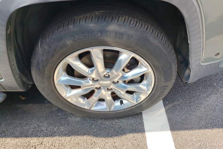 Used Jeep Cherokee 2016 2.4L Superior Edition Right Front Wheel Hub