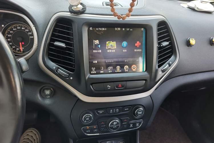 Used Jeep Cherokee 2016 2.4L Leading Smart Version Audio And AC Panel