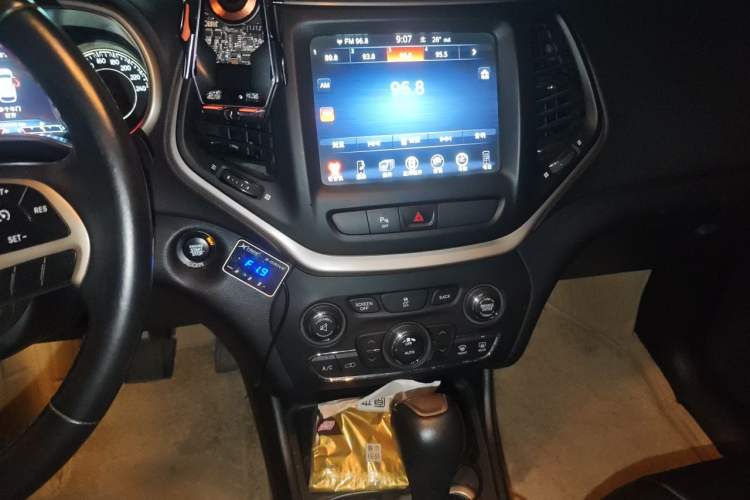 Used Jeep Cherokee 2016 2.0L Superior Edition Audio And AC Panel