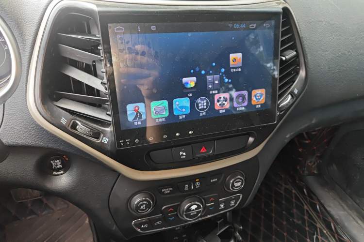 Used Jeep Cherokee 2016 2.4L Leading Edition Audio And AC Panel