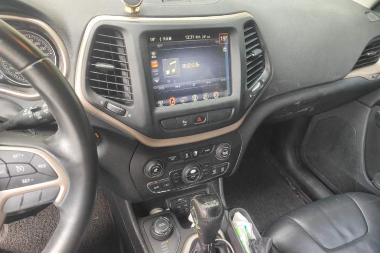 Used Jeep Cherokee 2016 2.4L Professional Edition Audio And AC Panel