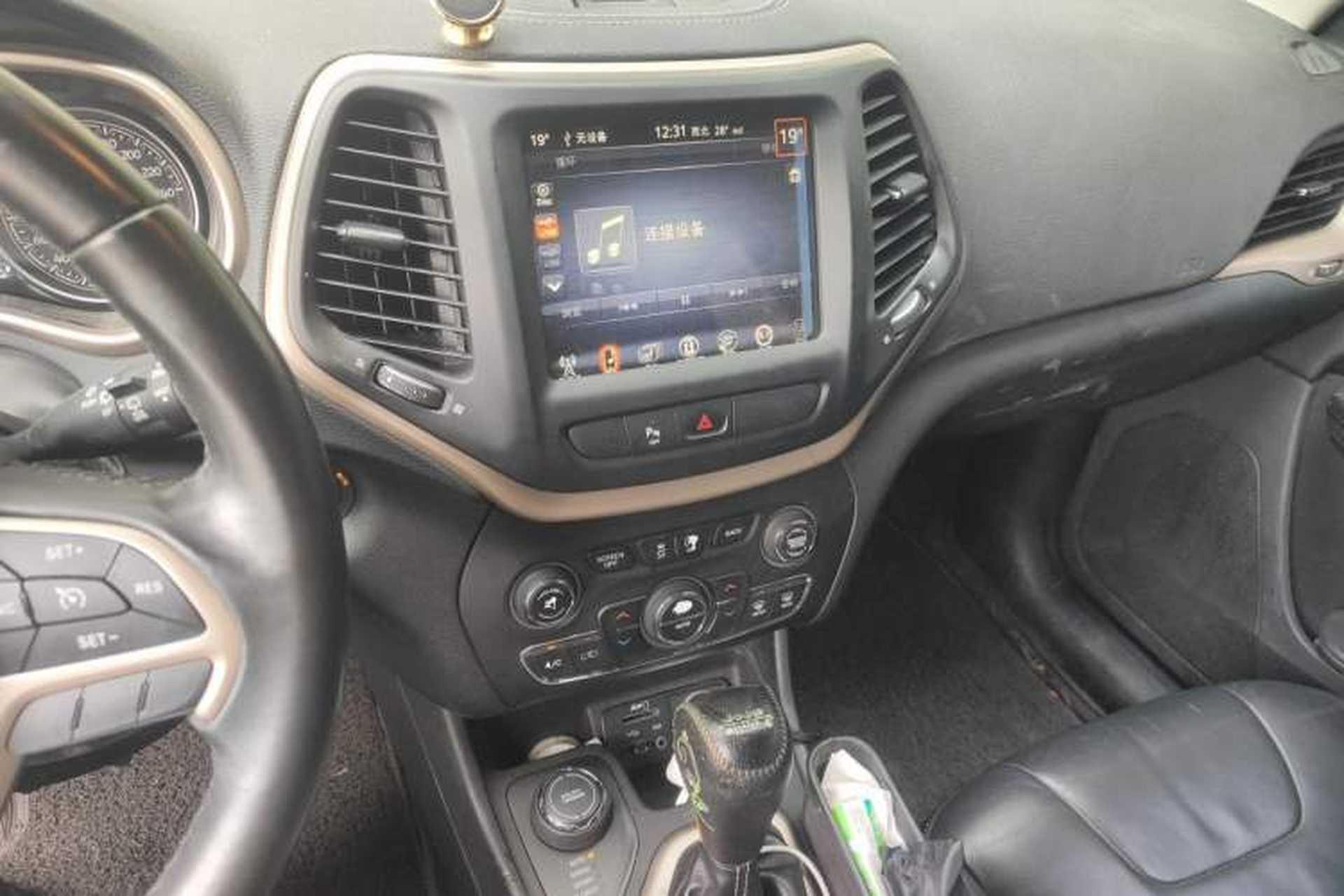 Used Jeep Cherokee 2016 2.4L Professional Edition Audio And AC Panel
