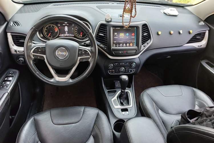 Used Jeep Cherokee 2016 2.4L Leading Smart Version Center Console