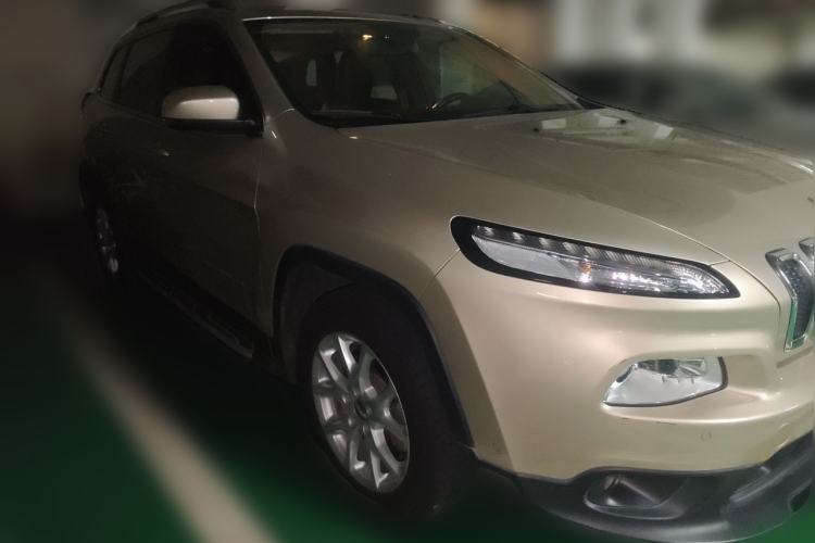 Used Jeep Cherokee 2016 2.0L Superior Edition Front Right 45 Deg