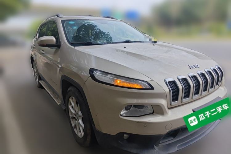Used Jeep Cherokee 2016 2.4L Leading Edition Front Right 45 Deg