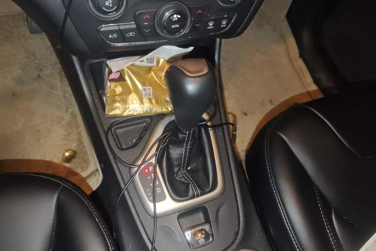 Used Jeep Cherokee 2016 2.0L Superior Edition Gear Lever
