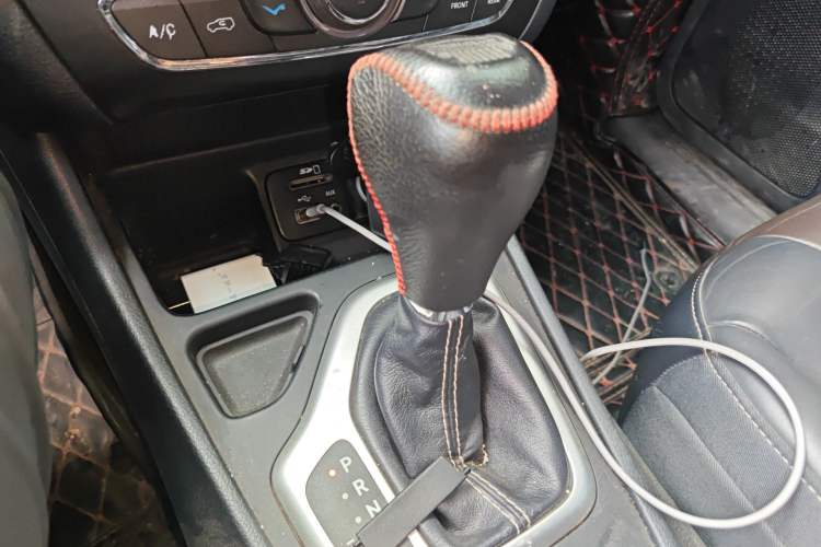 Used Jeep Cherokee 2016 2.4L Leading Edition Gear Lever