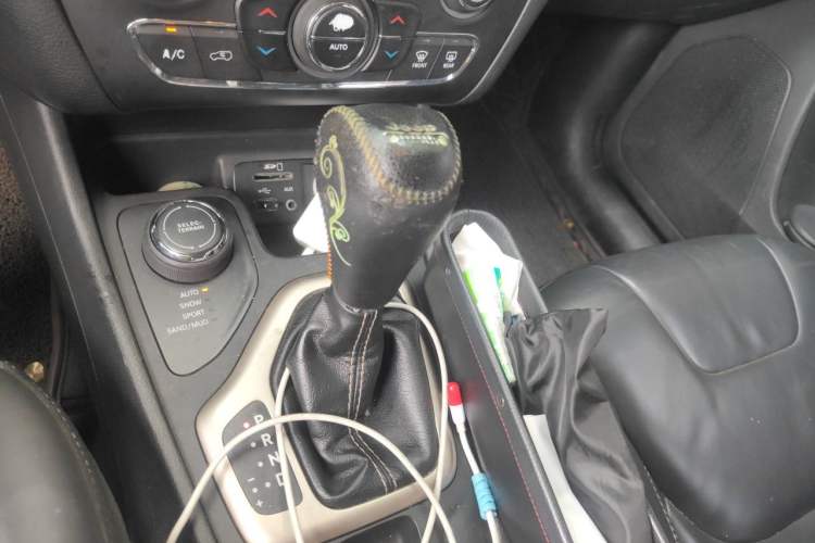 Used Jeep Cherokee 2016 2.4L Professional Edition Gear Lever