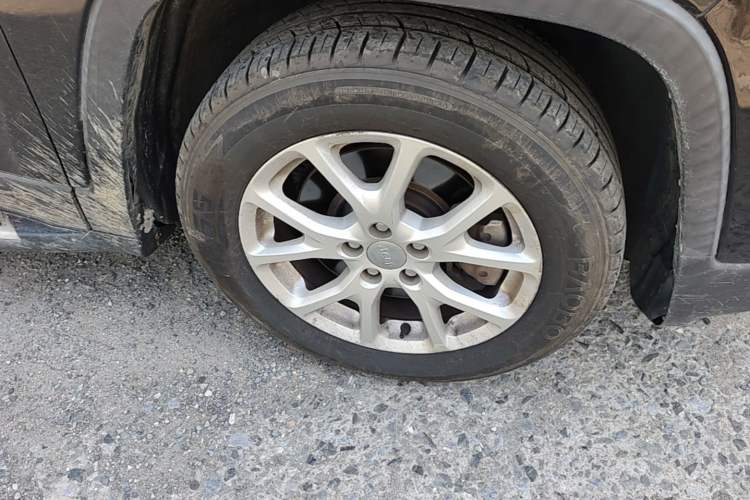 Used Jeep Cherokee 2016 2.4L Leading Smart Version Right Front Wheel Hub