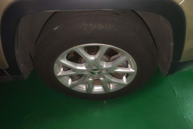 Used Jeep Cherokee 2016 2.0L Superior Edition Right Front Wheel Hub