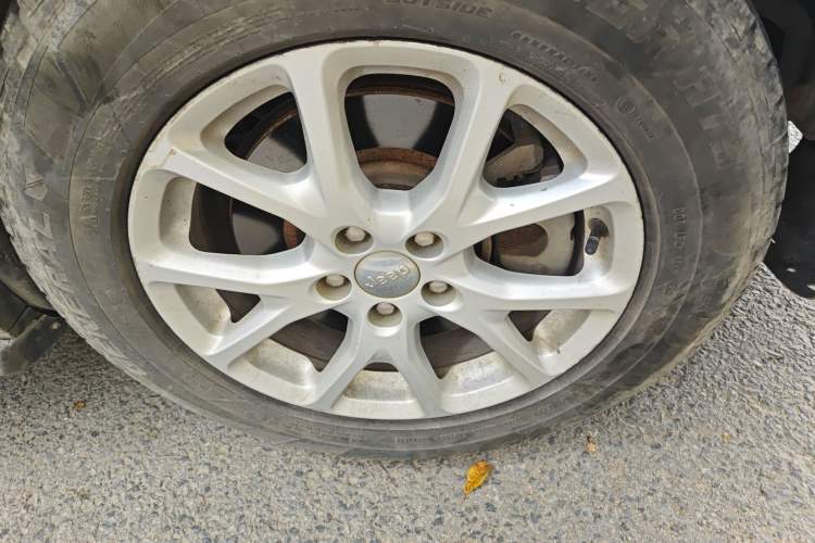 Used Jeep Cherokee 2016 2.4L Leading Edition Right Front Wheel Hub