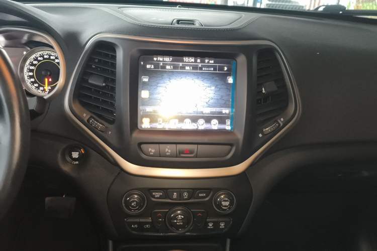 Used Jeep Cherokee 2016 2.4L Superior Edition Audio And AC Panel