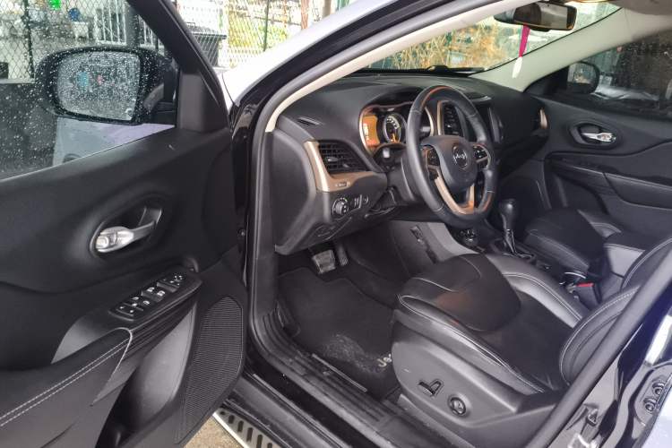 Used Jeep Cherokee 2016 2.4L Superior Edition Driver Seat