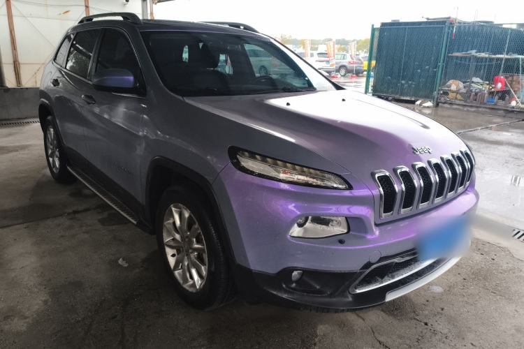 Used Jeep Cherokee 2016 2.4L Superior Edition Front Right 45 Deg