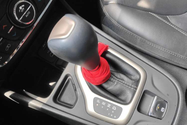 Used Jeep Cherokee 2016 2.4L Leading Edition Gear Lever