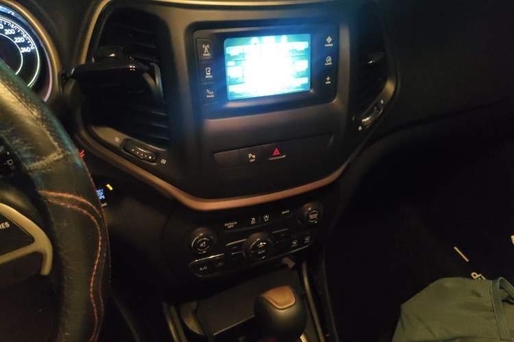 Used Jeep Cherokee 2016 2.4L Leading Edition Audio And AC Panel