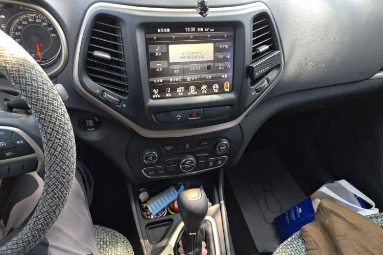 Used Jeep Cherokee 2016 2.0L Superior Edition Audio And AC Panel
