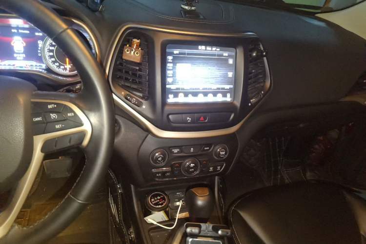 Used Jeep Cherokee 2016 2.0L Smart Version Audio And AC Panel