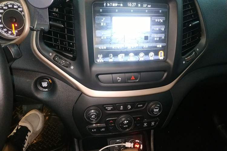 Used Jeep Cherokee 2016 2.4L Professional Smart Version Audio And AC Panel
