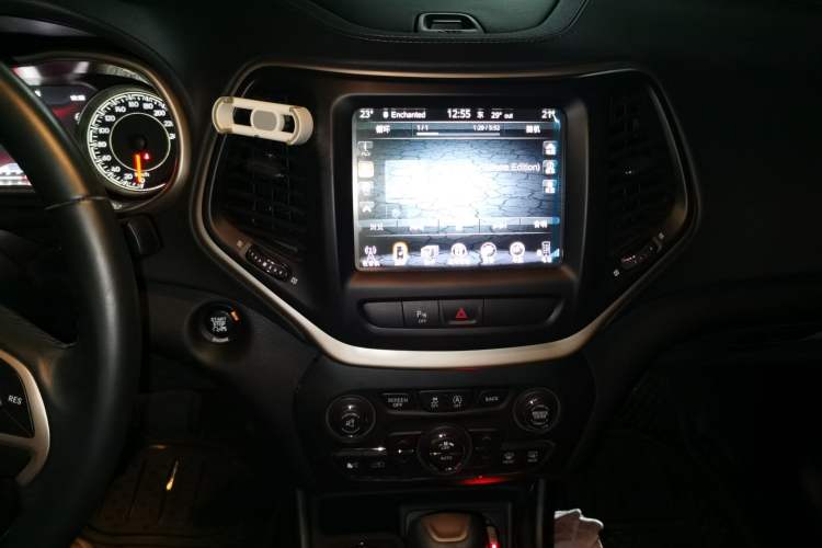 Used Jeep Cherokee 2016 2.4L Professional Smart Version Audio And AC Panel