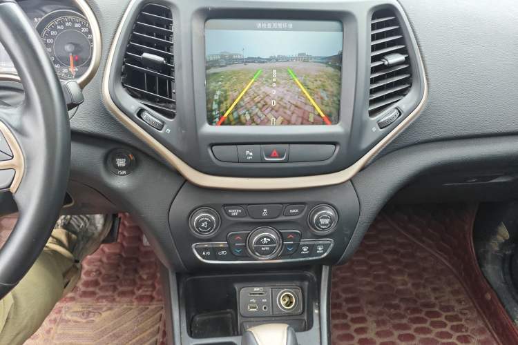 Used Jeep Cherokee 2016 2.0L Superior Edition Audio And AC Panel