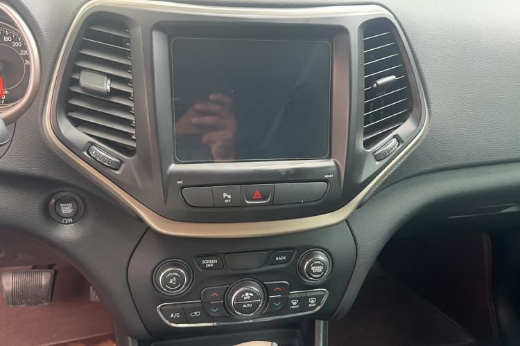 Used Jeep Cherokee 2016 2.4L Leading Edition Audio And AC Panel