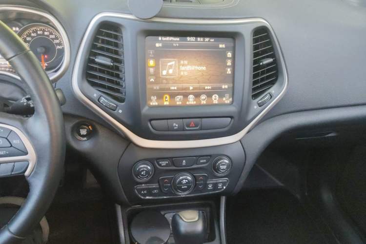 Used Jeep Cherokee 2016 2.0L Superior Edition Audio And AC Panel