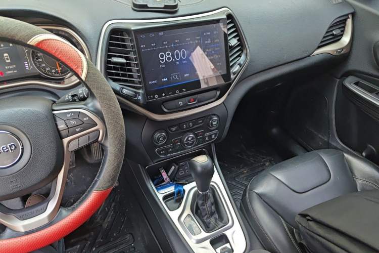 Used Jeep Cherokee 2016 2.4L Leading Edition Audio And AC Panel
