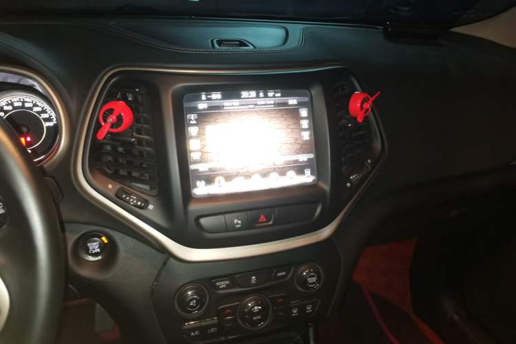Used Jeep Cherokee 2016 2.0L Superior Edition Audio And AC Panel