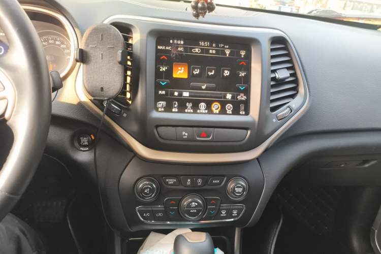Used Jeep Cherokee 2016 2.4L Leading Smart Version Audio And AC Panel
