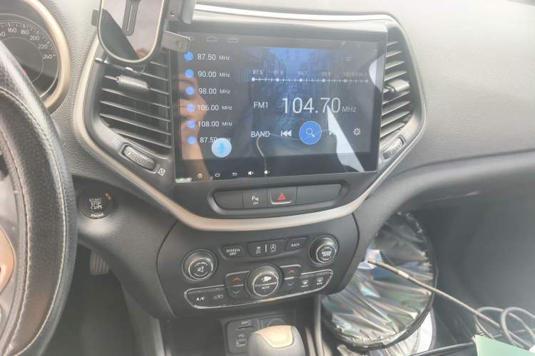 Used Jeep Cherokee 2016 2.4L Leading Edition Audio And AC Panel