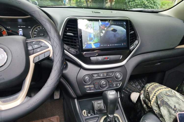 Used Jeep Cherokee 2016 2.4L Leading Smart Version Audio And AC Panel