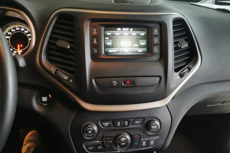 Used Jeep Cherokee 2016 2.4L Leading Edition Audio And AC Panel