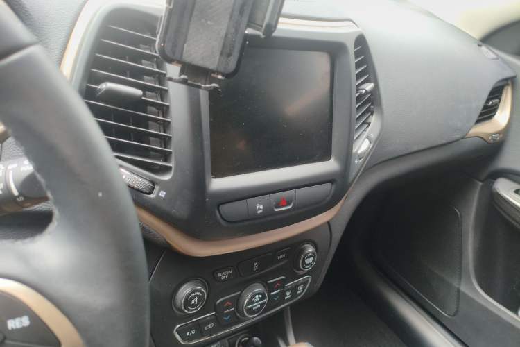 Used Jeep Cherokee 2016 2.0L Superior Edition Audio And AC Panel