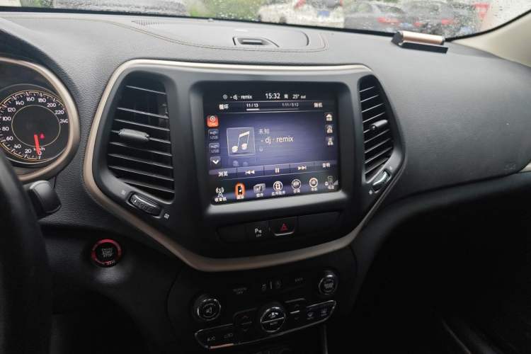 Used Jeep Cherokee 2016 2.4L Leading Smart Version Audio And AC Panel