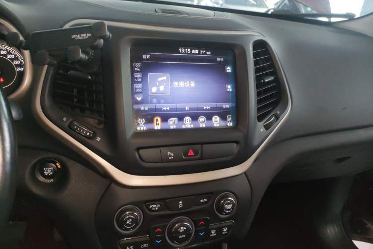 Used Jeep Cherokee 2016 2.0L Superior Edition Audio And AC Panel