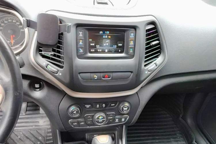 Used Jeep Cherokee 2016 2.4L Professional Edition Audio And AC Panel