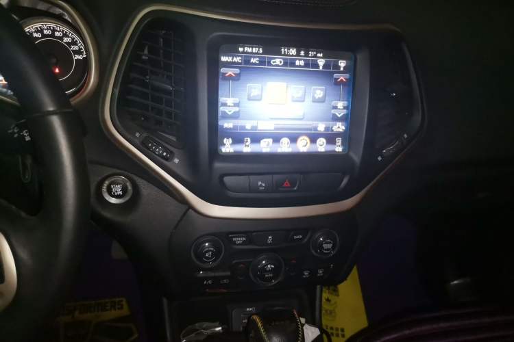 Used Jeep Cherokee 2016 2.0L Superior Edition Audio And AC Panel