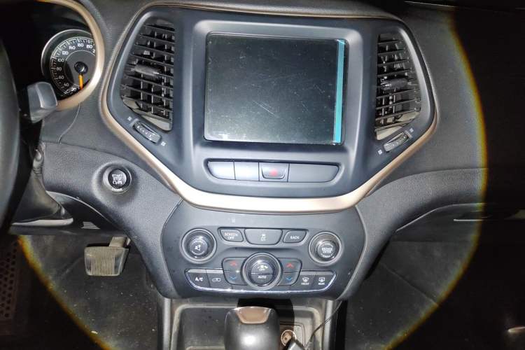 Used Jeep Cherokee 2016 2.0L Superior Edition Audio And AC Panel