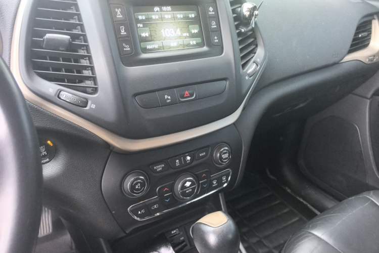Used Jeep Cherokee 2016 2.4L Leading Edition Audio And AC Panel