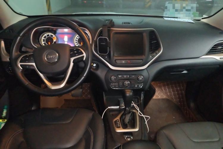 Used Jeep Cherokee 2016 2.4L Leading Smart Version Center Console