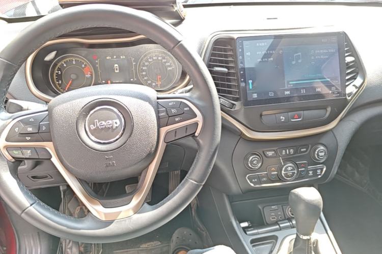 Used Jeep Cherokee 2016 2.4L Leading Edition Center Console