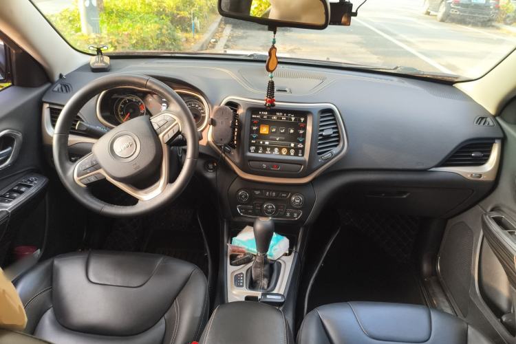 Used Jeep Cherokee 2016 2.4L Leading Smart Version Center Console