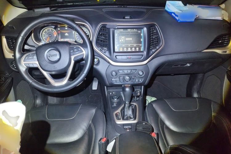 Used Jeep Cherokee 2016 2.4L Professional Smart Version Center Console