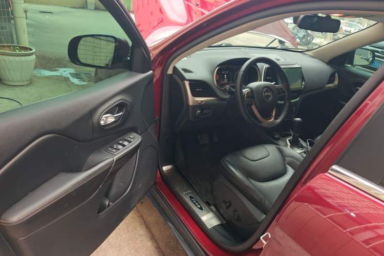 Used Jeep Cherokee 2016 2.4L Professional Edition Driver Seat