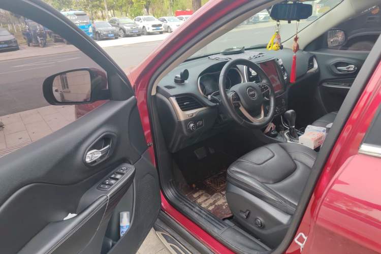 Used Jeep Cherokee 2016 2.4L Professional Smart Version Driver Seat