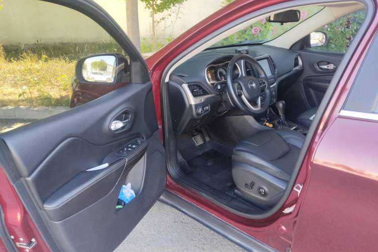 Used Jeep Cherokee 2016 2.0L Superior Edition Driver Seat