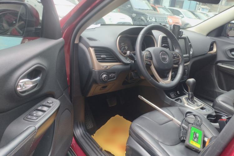 Used Jeep Cherokee 2016 2.0L Superior Edition Driver Seat
